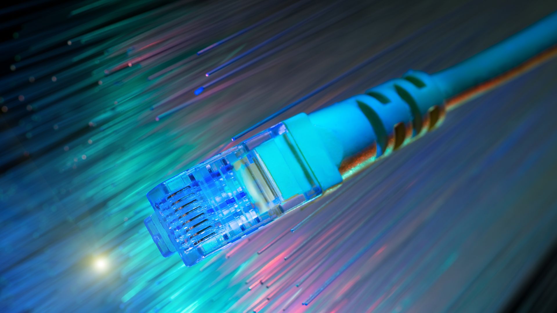 Switch off del rame: doppino in rame in primo piano e fibra ottica sullo sfondo