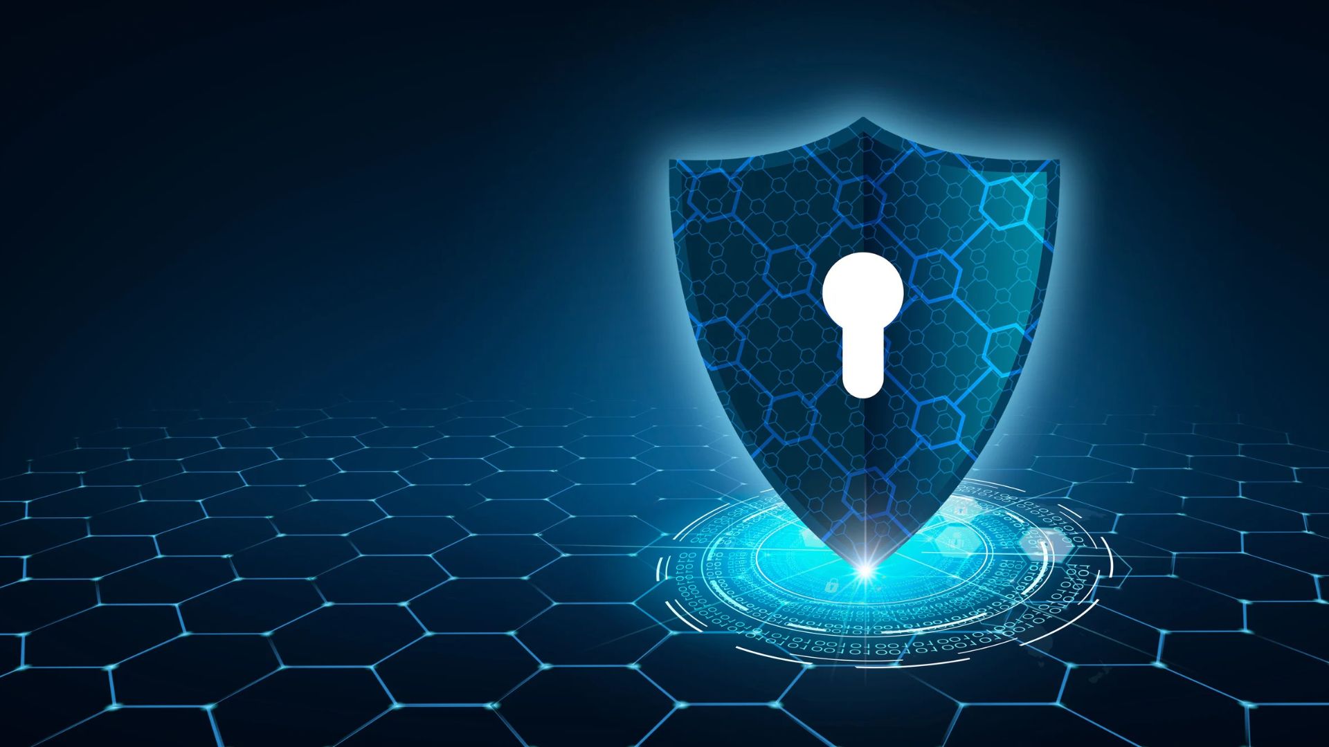 Scudo digitale con serratura su rete esagonale, simbolo del firewall aziendale che protegge la rete delle PMI